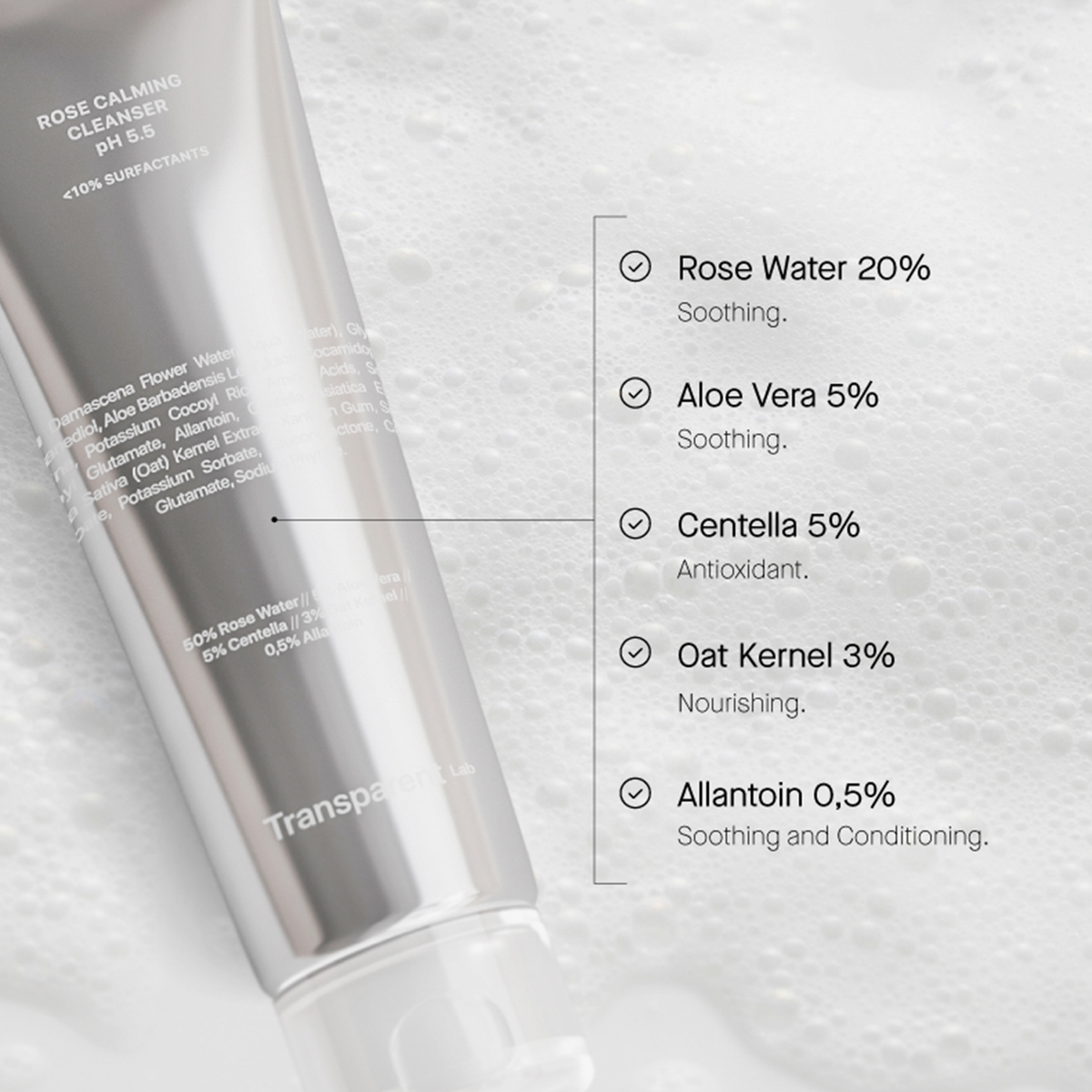 Tube Rose Calming Cleanser pH 5,5 auf einer sprudelnden Oberfläche, die seine beruhigenden und pflegenden Inhaltsstoffe hervorhebt.