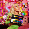 Eine lebhafte Make-up-Enthusiastin präsentiert die BPerfect Cosmetics x Lord Chyna Taboo-Palette vor einem Neonschild-Hintergrund-