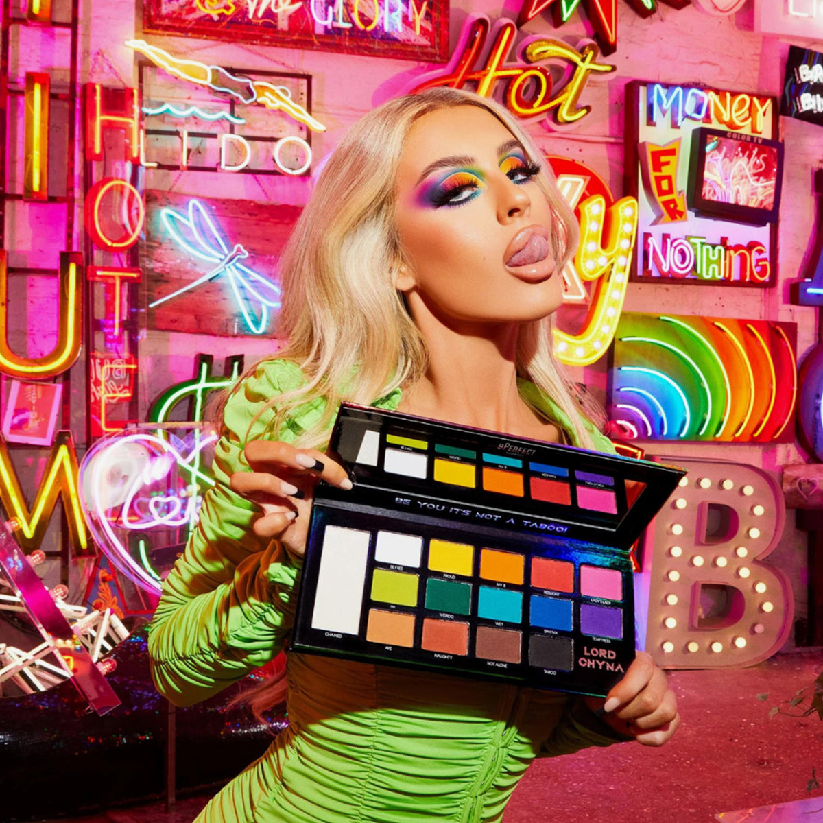Eine lebhafte Make-up-Enthusiastin präsentiert die BPerfect Cosmetics x Lord Chyna Taboo-Palette vor einem Neonschild-Hintergrund-