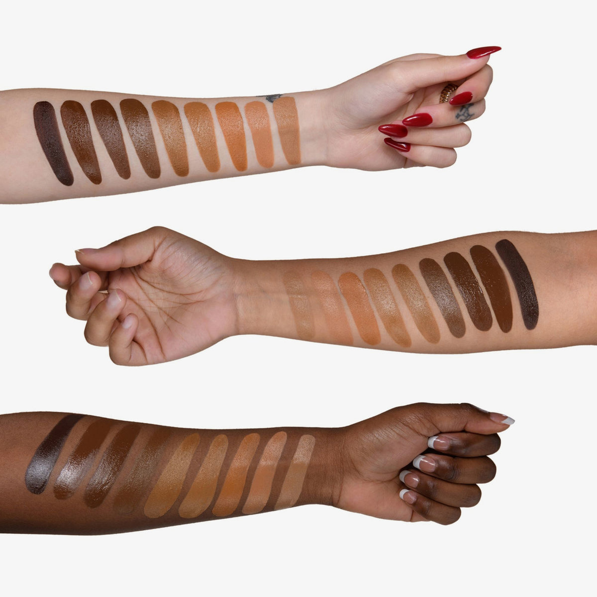 Drei Unterarme mit unterschiedlichen Hauttönen zeigen nebeneinander aufgetragen verschiedene Nuancen des bPerfect Cronzer Cream Bronzers.