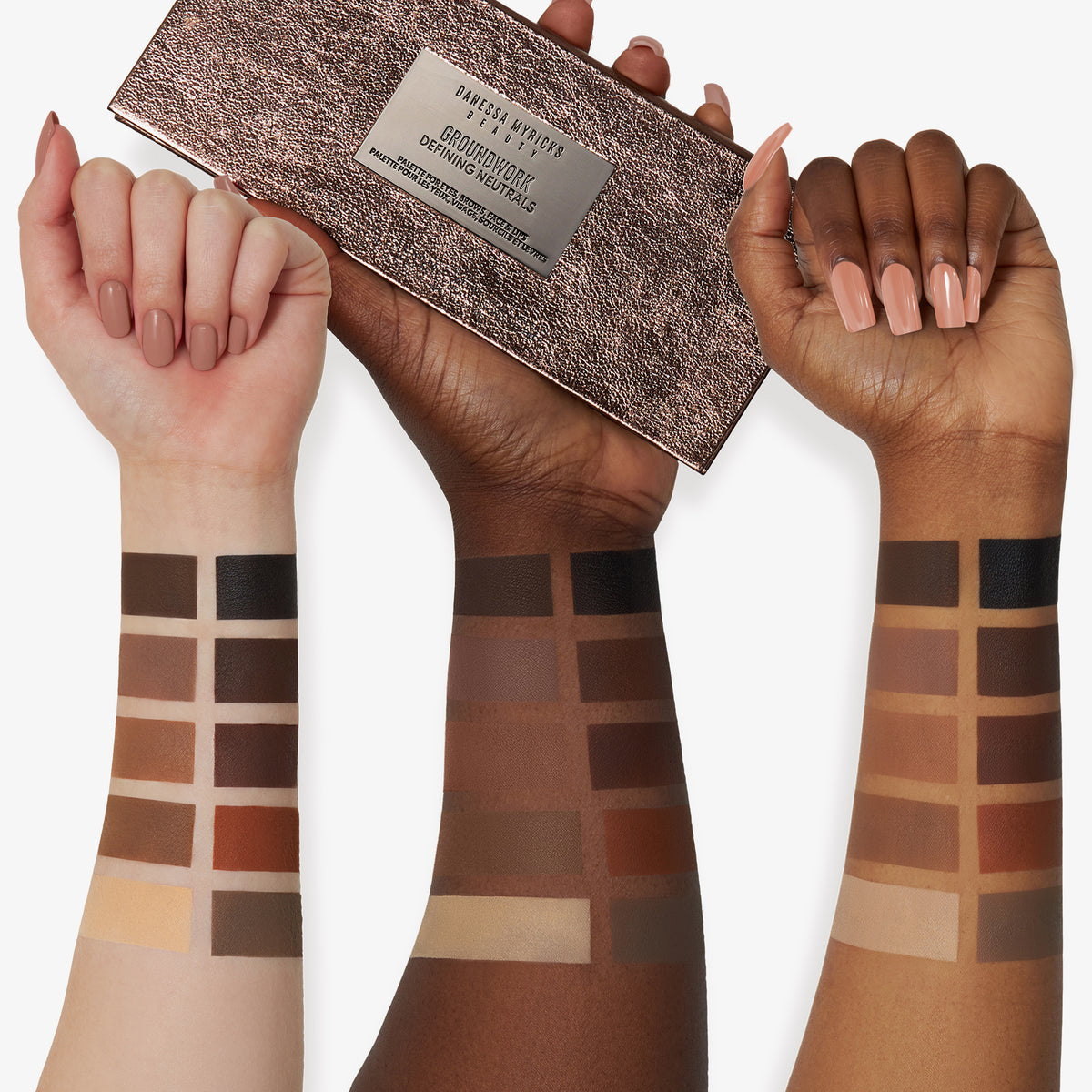 Drei Unterarme mit unterschiedlichen Hauttönen zeigen Farbmuster aus der Groundwork Palette – Defining Neutrals.