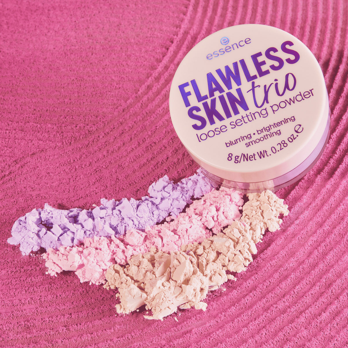 FLAWLESS SKIN Trio Loose Setting Powder 10 mit drei zerkleinerten Pudertönen auf einer strukturierten rosa Oberfläche.
