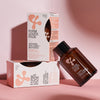 Eine braune Flasche und zwei Verpackungen des Vegan Collagen + Organic Oat Barrier & Hydro Toner vor einem rosa Hintergrund.