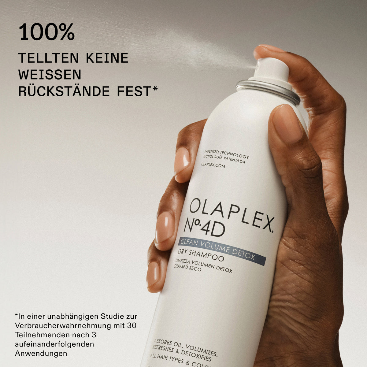 Hand hält Dose mit Trockenshampoo Nr. 4D Clean Volume Detox; deutscher Text besagt, dass 100 % der Benutzer keine weißen Rückstände festgestellt haben.