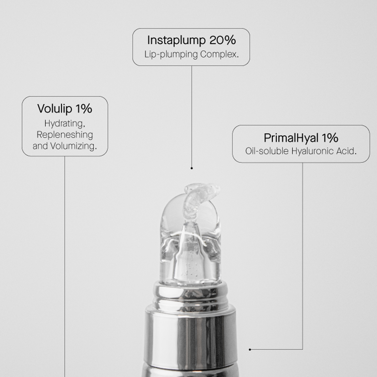 Eine Nahaufnahme der Volume Hydrating Lip-Plumping Treatment zeigt ihre Inhaltsstoffe: Instaplump 20 %, Volulip 1 % und PrimalHyal 1 %.