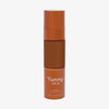 Eine halbtransparente und bronzene Flasche Yummy Skin Serum Foundation 20W mit braunem Inhalt.