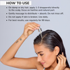 Eine Frau trägt Youth Juice Collagen Scalp Treatment mit einer Pipette auf ihre Kopfhaut auf; Gebrauchsanweisungen darüber.