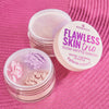 Zwei offene Behälter mit FLAWLESS SKIN Trio Loose Setting Powder 10 mit drei Pastelltönen auf einer rosa strukturierten Oberfläche.
