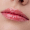 Nahaufnahme der Lippen einer Person mit heller Haut mit dem Glossin‘ Glow Tinted Lip Oil 030.