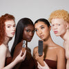 Vier Personen mit unterschiedlichen Haut- und Haarfarben; eine hält die Chroma Cover Foundation Luminous und eine die Box.