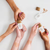 Vier Arme unterschiedlicher Hautfarben präsentieren Swatches der DROP OF sunshine BRONZING DROPS auf ihren Unterarmen.