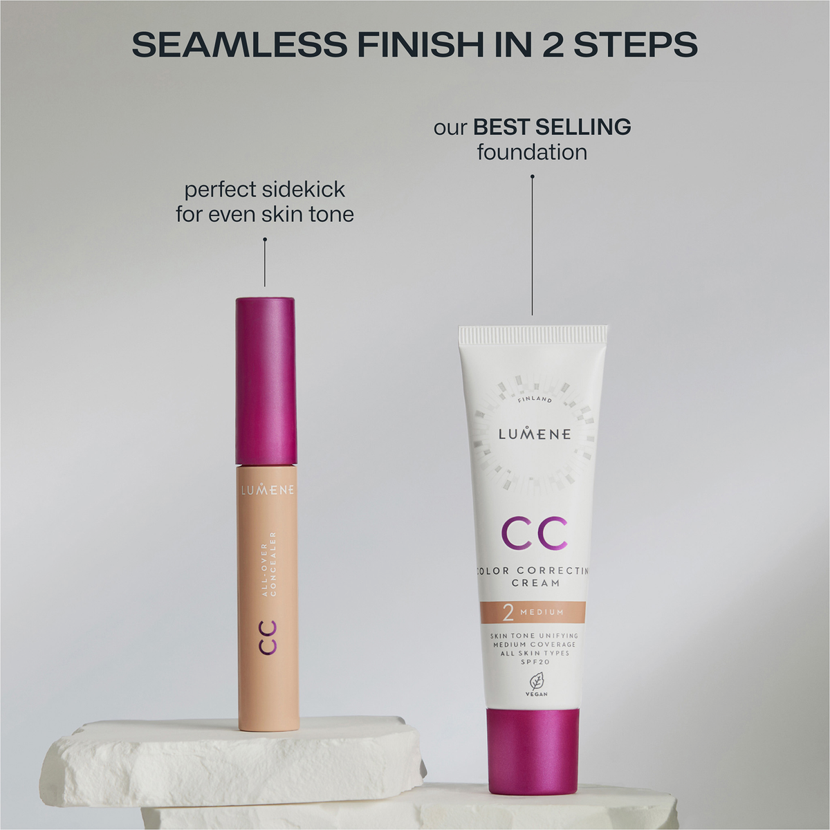 Lumene CC Concealer und CC Cream nebeneinander auf weißem Podest, beworben als Duo für ebenmäßigen Teint in zwei Schritten.