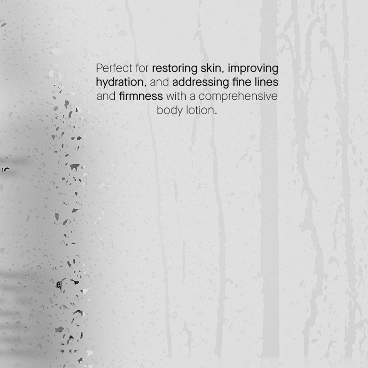 Text über die Enriched Body Lotion auf strukturiertem hellem Hintergrund, der ihre hautregenerierende und feuchtigkeitsspendende Wirkung hervorhebt.