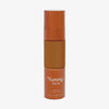 Eine halbtransparente und bronzene Flasche Yummy Skin Serum Foundation 18G mit warm-braunem Inhalt.
