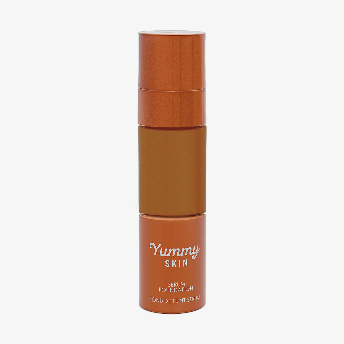 Eine halbtransparente und bronzene Flasche Yummy Skin Serum Foundation 18G mit warm-braunem Inhalt.