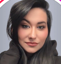 Frau mit glattem, dunklem Haar und dezentem Make-up blickt freundlich in die Kamera, trägt einen dunklen Kapuzenpullover.