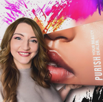 Lächelnde Frau mit langen braunen Haaren hält ein PURISH-Paket mit Lippenmotiv und pink-orangenen Farbeffekten im Hintergrund.
