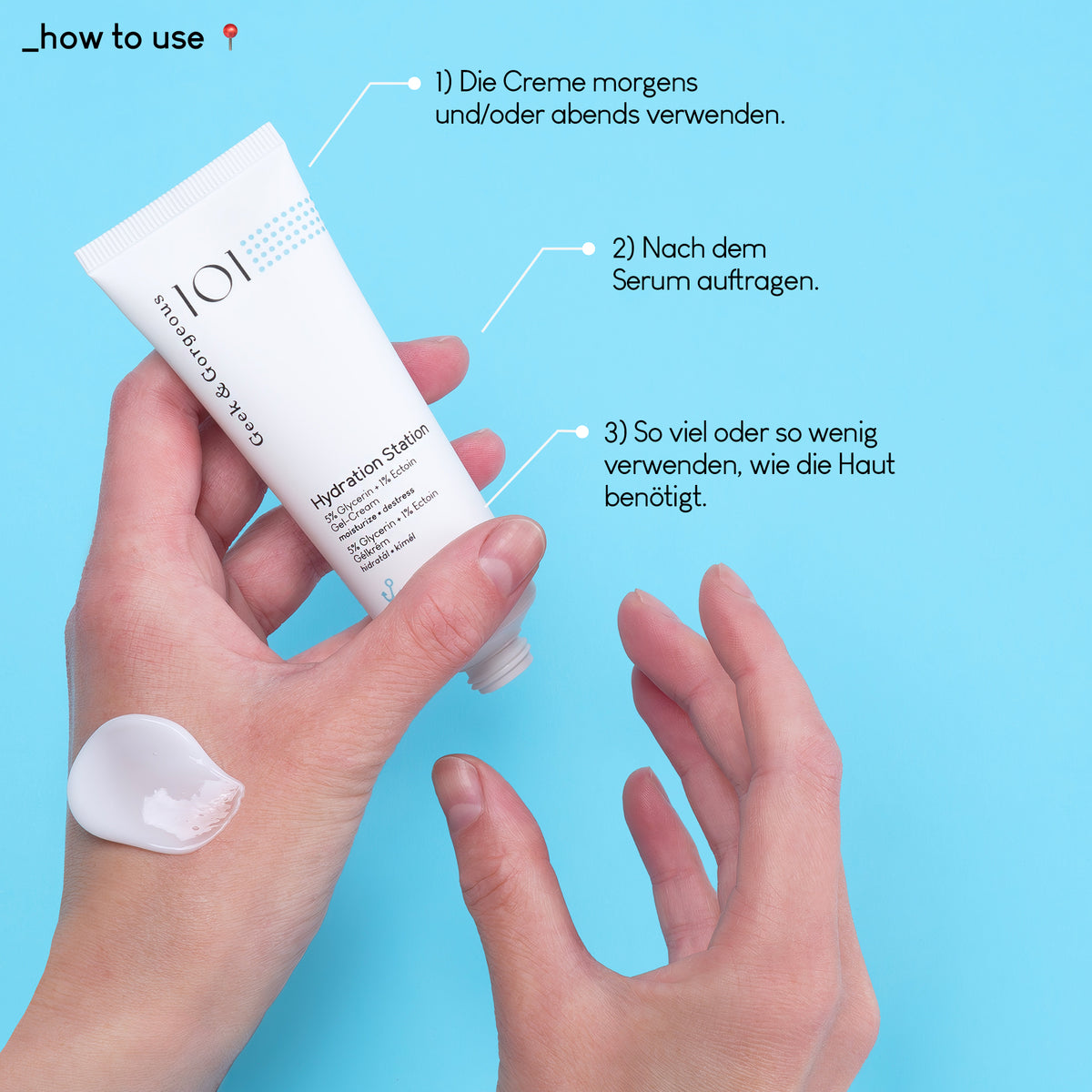 Eine Hand trägt weiße Creme aus einer Hydration Station auf blauem Hintergrund auf; daneben Gebrauchsanweisungen.