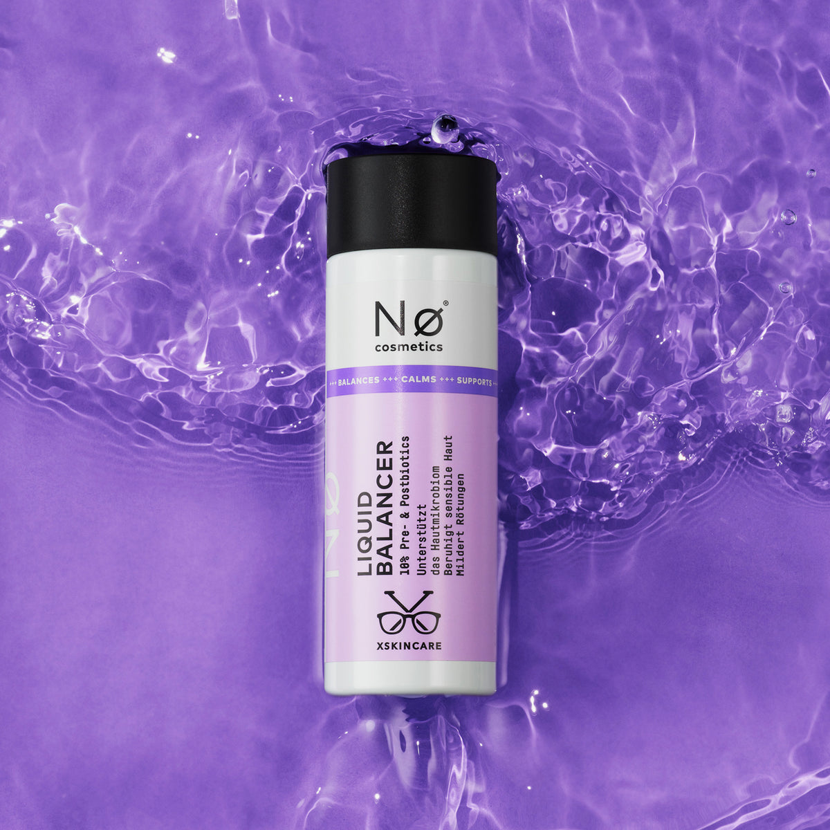 Eine Flasche Calm Tøday Liquid Balancer liegt auf einer violetten Flüssigkeitsoberfläche mit Wellen.