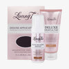 Selbstbräuner-Set von Loving Tan mit Bräunungshandschuh, Mousse in „Dark“ und Gradual Tan Lotion in „Medium“, vor weißem Hintergrund.