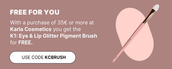 Free K1: Eye & Lip Glitter Pigment Brush from Karla Cosmetics with orders over €35 – use code KCBRUSH, pink background.