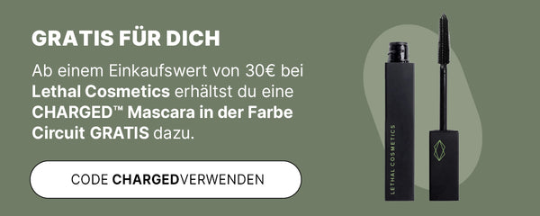 Gratis CHARGED Mascara von Lethal Cosmetics ab 30 € Einkaufswert bei Lethal Cosmetics. Code CHARGED verwenden, Produktabbildung rechts auf olivgrünem Hintergrund.