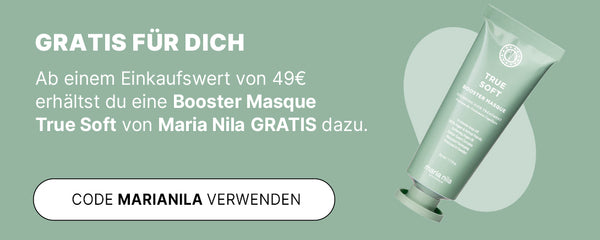 Grüne Werbegrafik mit Maria Nila True Soft Maske und Hinweis auf Gratiszugabe ab 49 € mit Code MARIANILA.