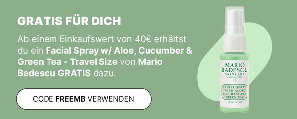 Grüne Werbegrafik mit Mario Badescu Facial Spray w/ Aloe, Cucumber & Green Tea - Travel Size und Hinweis auf Gratiszugabe ab 40€ mit Code FREEMB.
