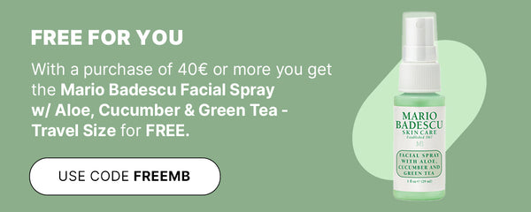 Grüne englische Werbegrafik mit Mario Badescu Facial Spray w/ Aloe, Cucumber & Green Tea - Travel Size und Hinweis auf Gratiszugabe ab 40€ mit Code FREEMB.