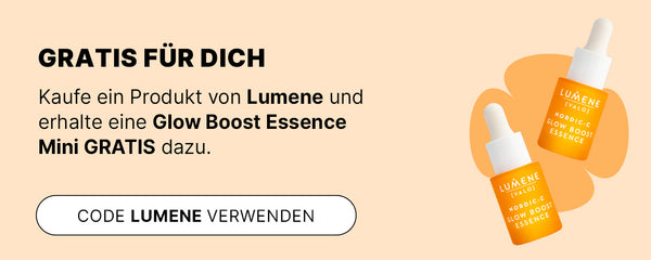 Beiger Banner: Gratis Glow Boost Essence Mini von Lumene beim Kauf eines Produkts – Code LUMENE in weißem Button.