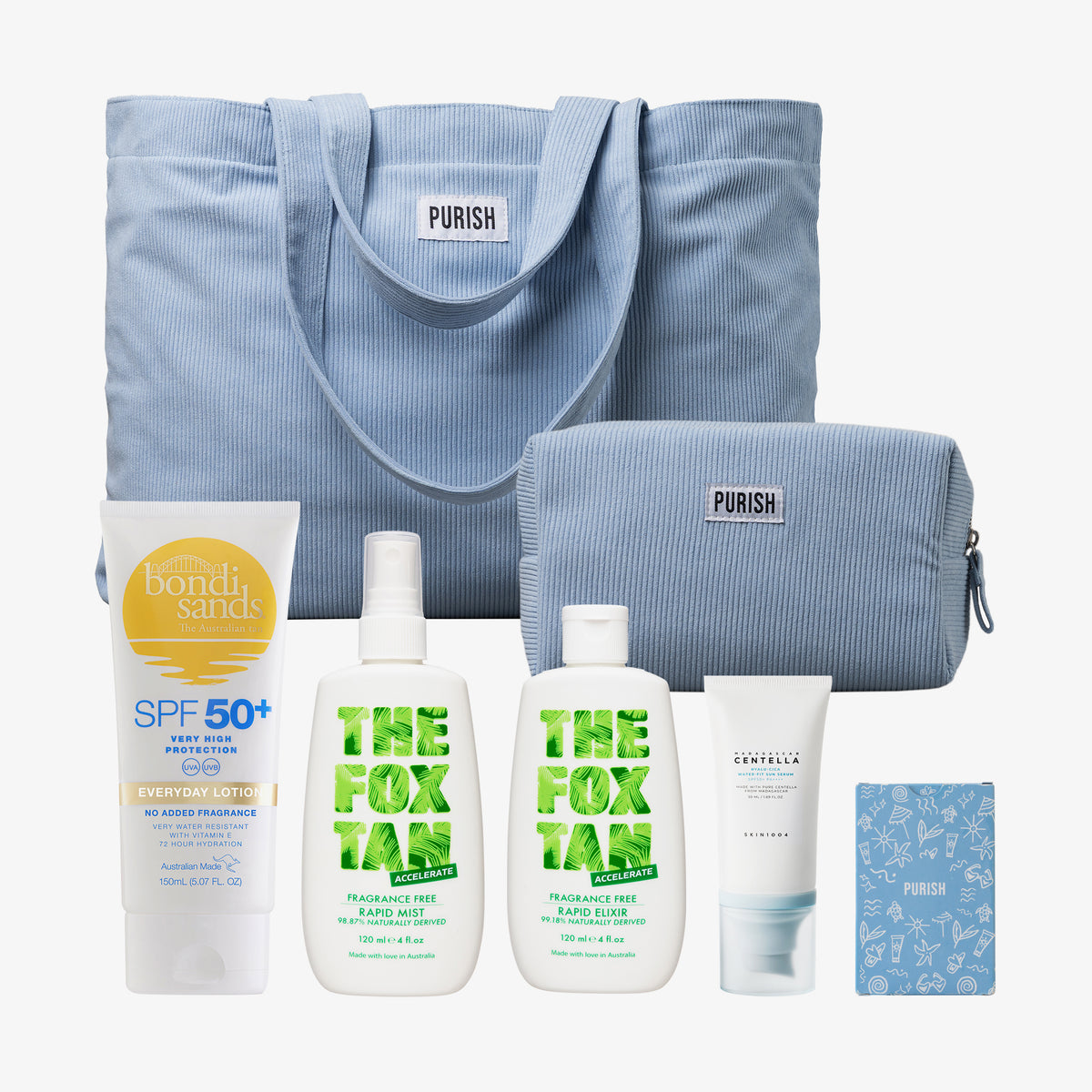 Die PURISH Sommertasche 2025 – Basic Routine besteht aus einer blauen Tragetasche mit passendem Beutel, Sonnencreme, Lotionflaschen, Gesichtscreme und einer gemusterten Karte.