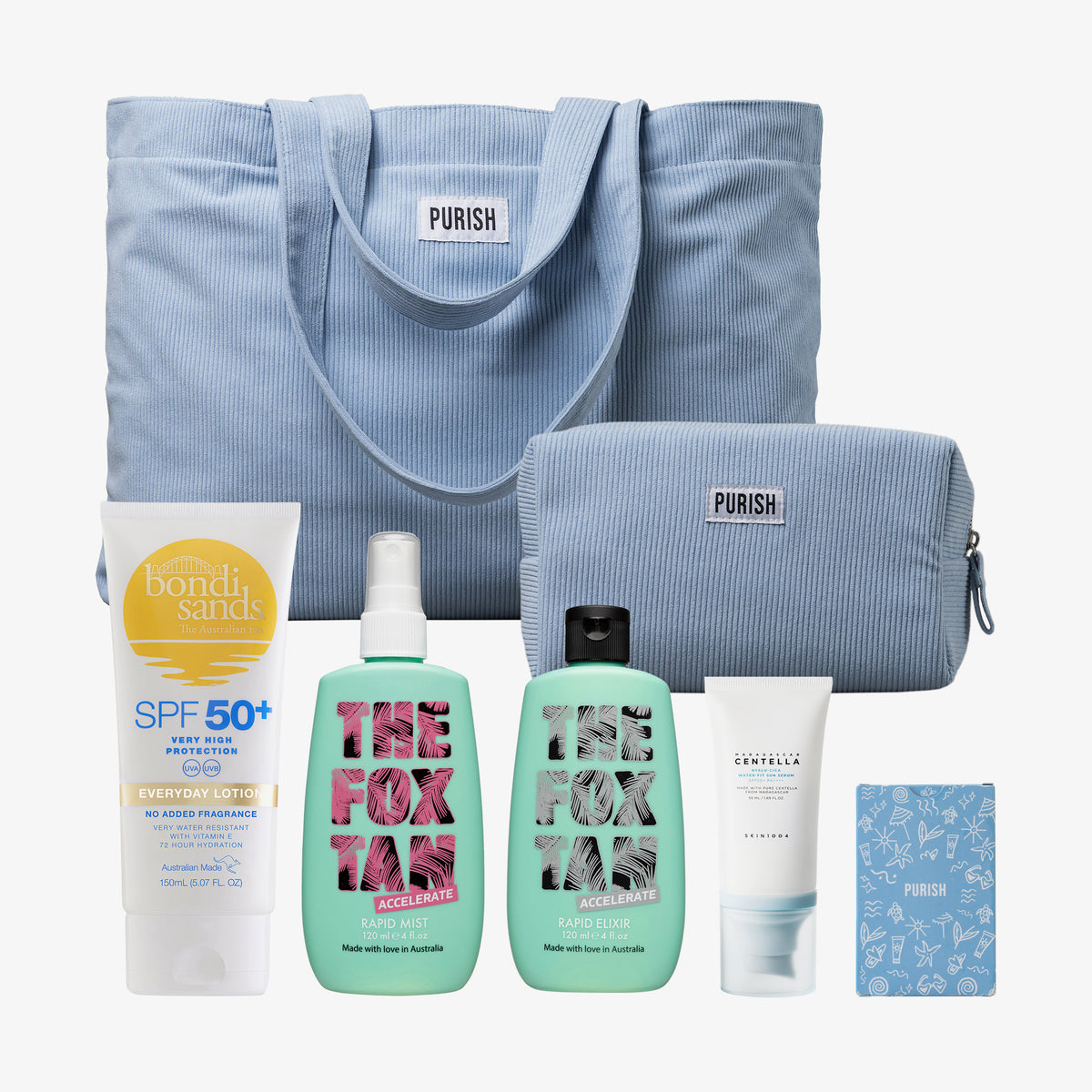 Die PURISH Summer Bag 2025 – Basic Routine enthält eine hellblaue Tragetasche, eine Kosmetiktasche, Sonnencreme, zwei Flaschen, eine Tube und eine Karte auf weißem Hintergrund.