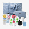 Hellblaue Purish-Tasche aus Cord mit 8 passenden Beauty-Produkten, darunter Sonnenpflege & Tanning-Produkte sowie ein Kulturbeutel und ein Kartenspiel.