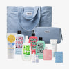 Hellblaue Purish-Tasche aus Cord mit 8 passenden Beauty-Produkten, darunter Sonnenpflege & Tanning-Produkte sowie ein Kulturbeutel und ein Kartenspiel.