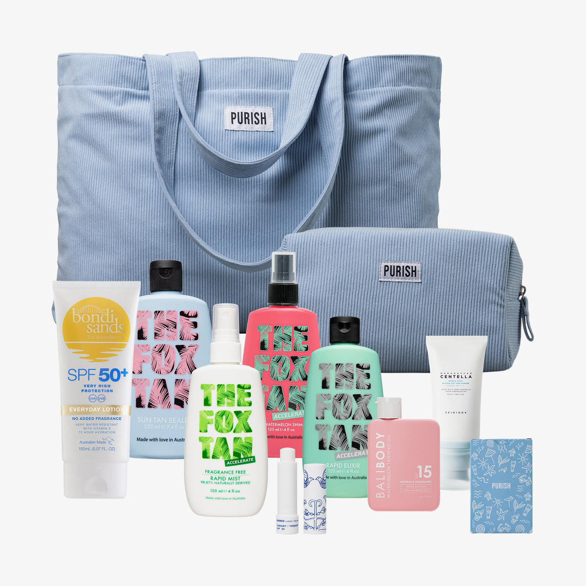 Hellblaue Purish-Tasche aus Cord mit 8 passenden Beauty-Produkten, darunter Sonnenpflege & Tanning-Produkte sowie ein Kulturbeutel und ein Kartenspiel.