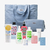 Hellblaue Purish-Tasche aus Cord mit 8 passenden Beauty-Produkten, darunter Sonnenpflege & Tanning-Produkte sowie ein Kulturbeutel und ein Kartenspiel.