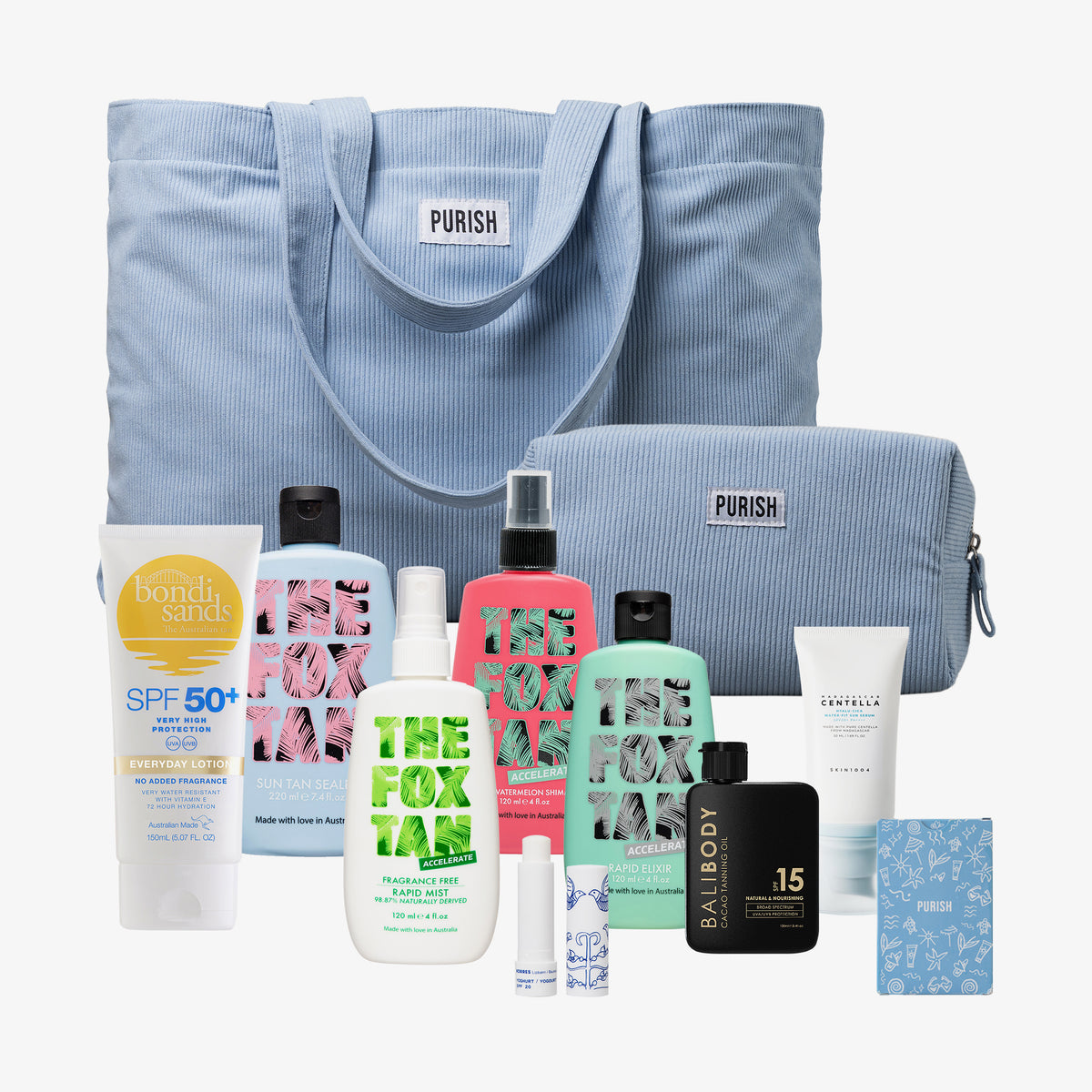 Hellblaue Purish-Tasche aus Cord mit 8 passenden Beauty-Produkten, darunter Sonnenpflege & Tanning-Produkte sowie ein Kulturbeutel und ein Kartenspiel.