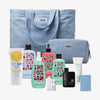 Hellblaue Purish-Tasche aus Cord mit 8 passenden Beauty-Produkten, darunter Sonnenpflege & Tanning-Produkte sowie ein Kulturbeutel und ein Kartenspiel.