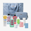 Hellblaue Purish-Tasche aus Cord mit 8 passenden Beauty-Produkten, darunter Sonnenpflege & Tanning-Produkte sowie ein Kulturbeutel und ein Kartenspiel.