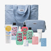 Hellblaue Purish-Tasche aus Cord mit 8 passenden Beauty-Produkten, darunter Sonnenpflege & Tanning-Produkte sowie ein Kulturbeutel und ein Kartenspiel.