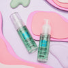 Zwei Flaschen Jelly GRIP HYDRATING PRIMER sind auf einem rosa und violetten abstrakten Hintergrund platziert.