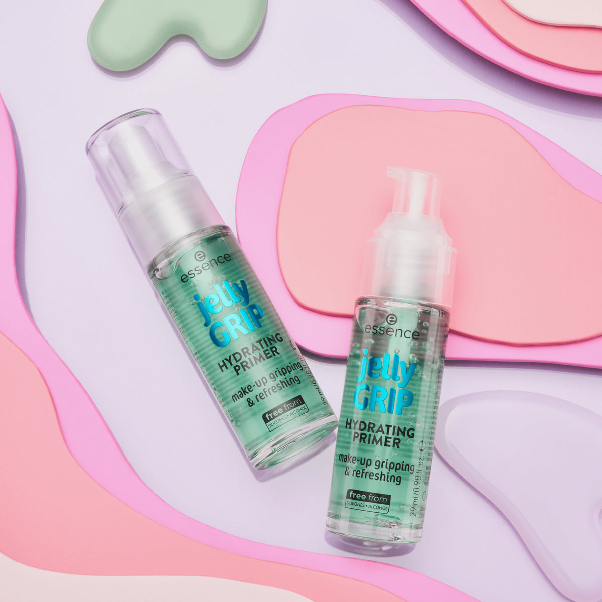 Zwei Flaschen Jelly GRIP HYDRATING PRIMER sind auf einem rosa und violetten abstrakten Hintergrund platziert.