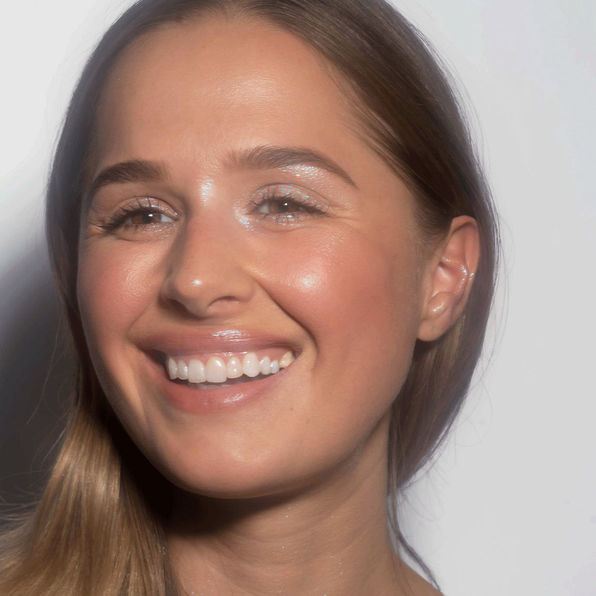 Gesichts einer Frau mit opal glitzerndem Lidschatten Sparkl Blink von LH Cosmetics.