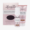Das Loving Tan Ultimate Bronzed Bundle in Dark enthält den Applicator Mitt, Bronzing Mousse und Deluxe Gradual Tan Lotion in einer rosa Verpackung.