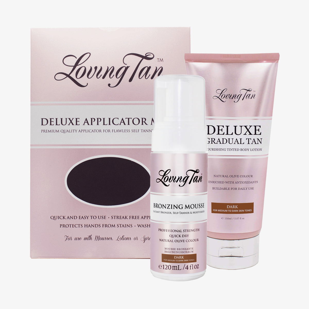 Das Loving Tan Ultimate Bronzed Bundle in Dark enthält den Applicator Mitt, Bronzing Mousse und Deluxe Gradual Tan Lotion in einer rosa Verpackung.