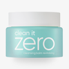 Ein türkisfarbener Teigel  Clean It Zero Cleansing Balm Revitalizing mit weißem Deckel vor weißem Hintergrund