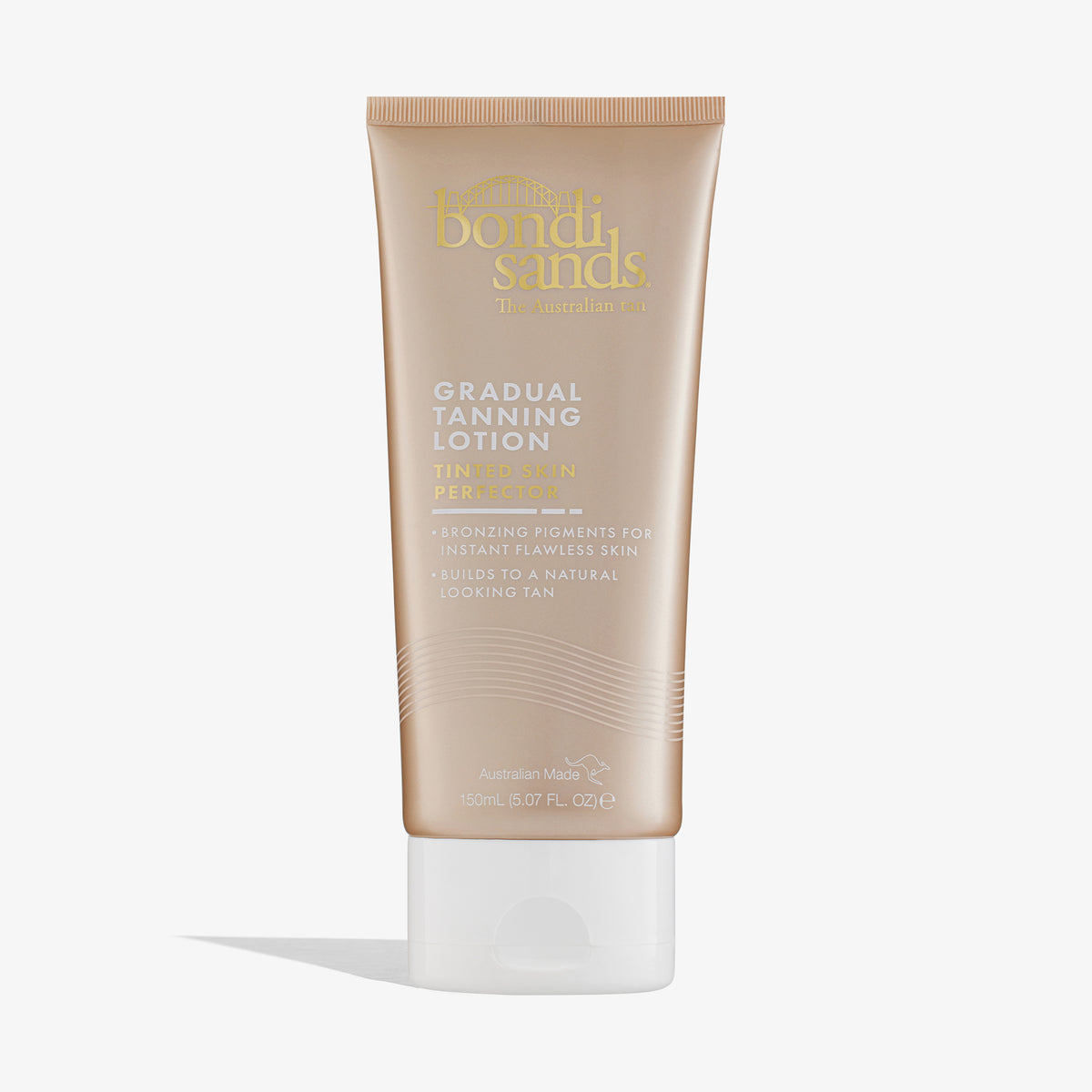 Die helle bronze farbene Tube Gradual Tanning Lotion Tinted Skin Perfector mit weißem Deckel vor weißem Hintergrund