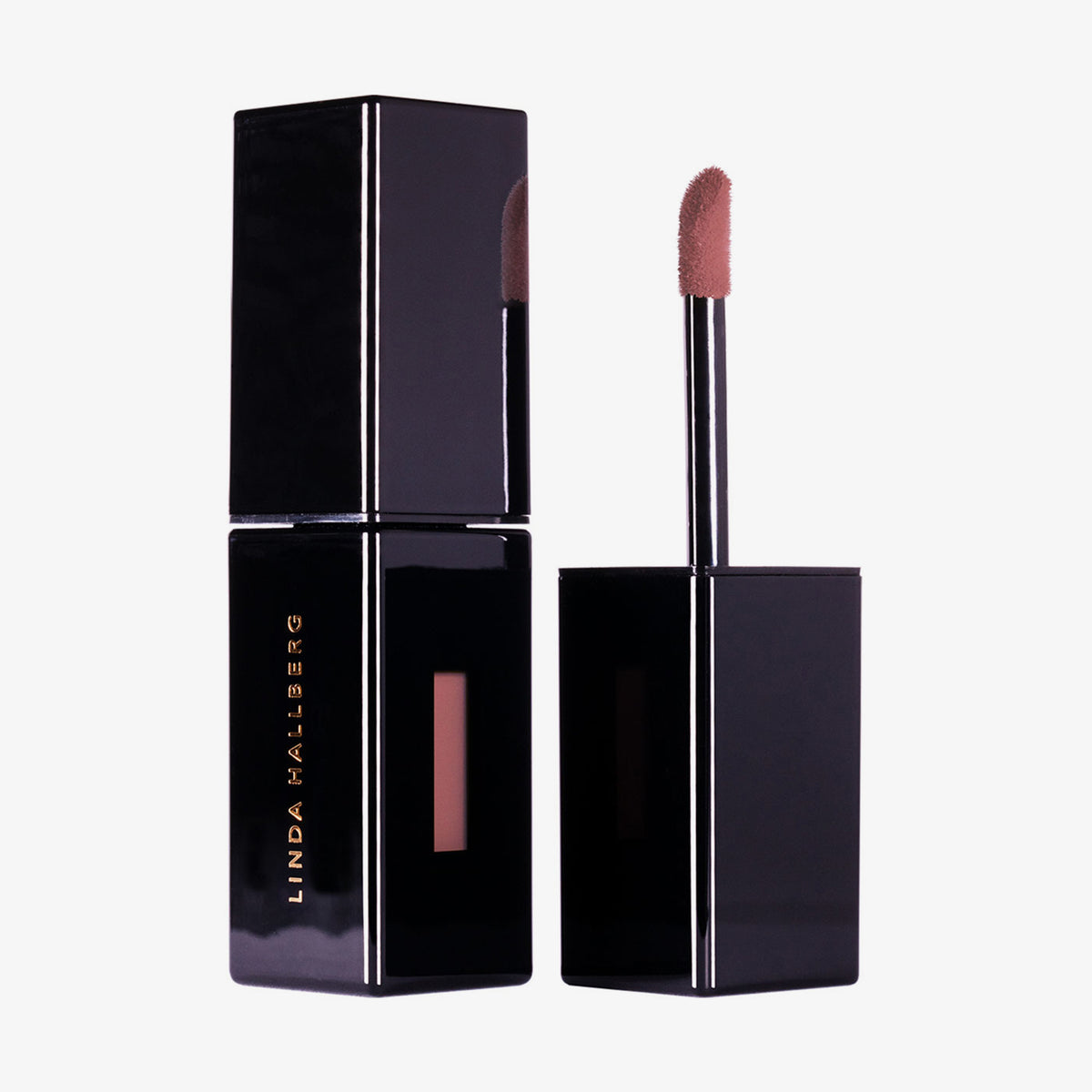 Schwarze rechteckige Lipgloss Tube Velvet Couture in Dusty Pink von LH Cosmetics neben offenem Applikator mit rosé-nudefarbenem Produkt.