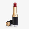 Ein geöffneter Beyond Jelly Lipstick in der Farbe red sapphire mit gold-schwarzem Gehäuse und separater Kappe mit NABLA-Prägung