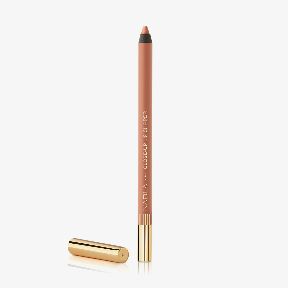 Ein rosafarbener Close-Up Lip Shaper Lippenkonturenstift in der Farbe Nude #1.5 mit goldener Kappe auf weißem Hintergrund.